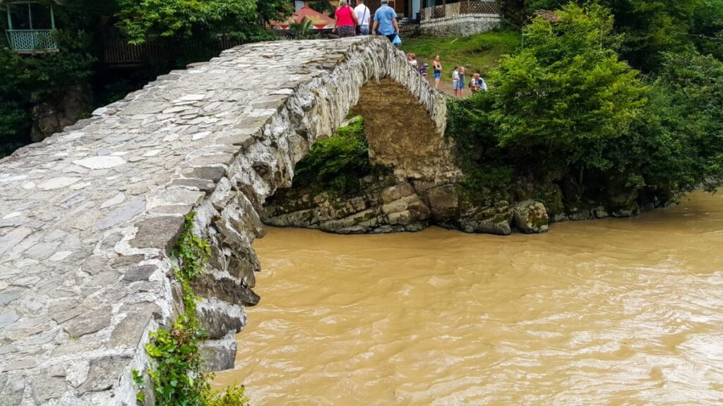 makhuntseti most łukowy gruzińskie bezdroża