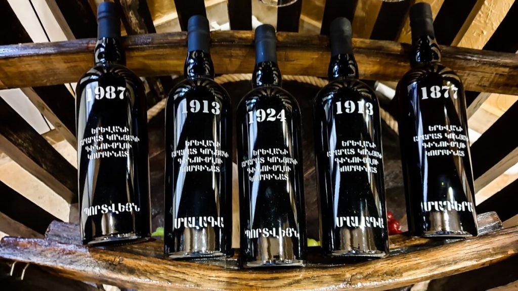 Degustacja win wzmacnianych w fabryce brandy Noy w Erywaniu
